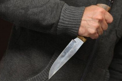 Old man threatened store employees with a knife