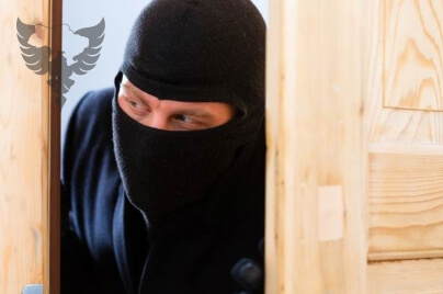 5 minutes - and the crew of the “SECURITY HOLDING” at the scene of the crime